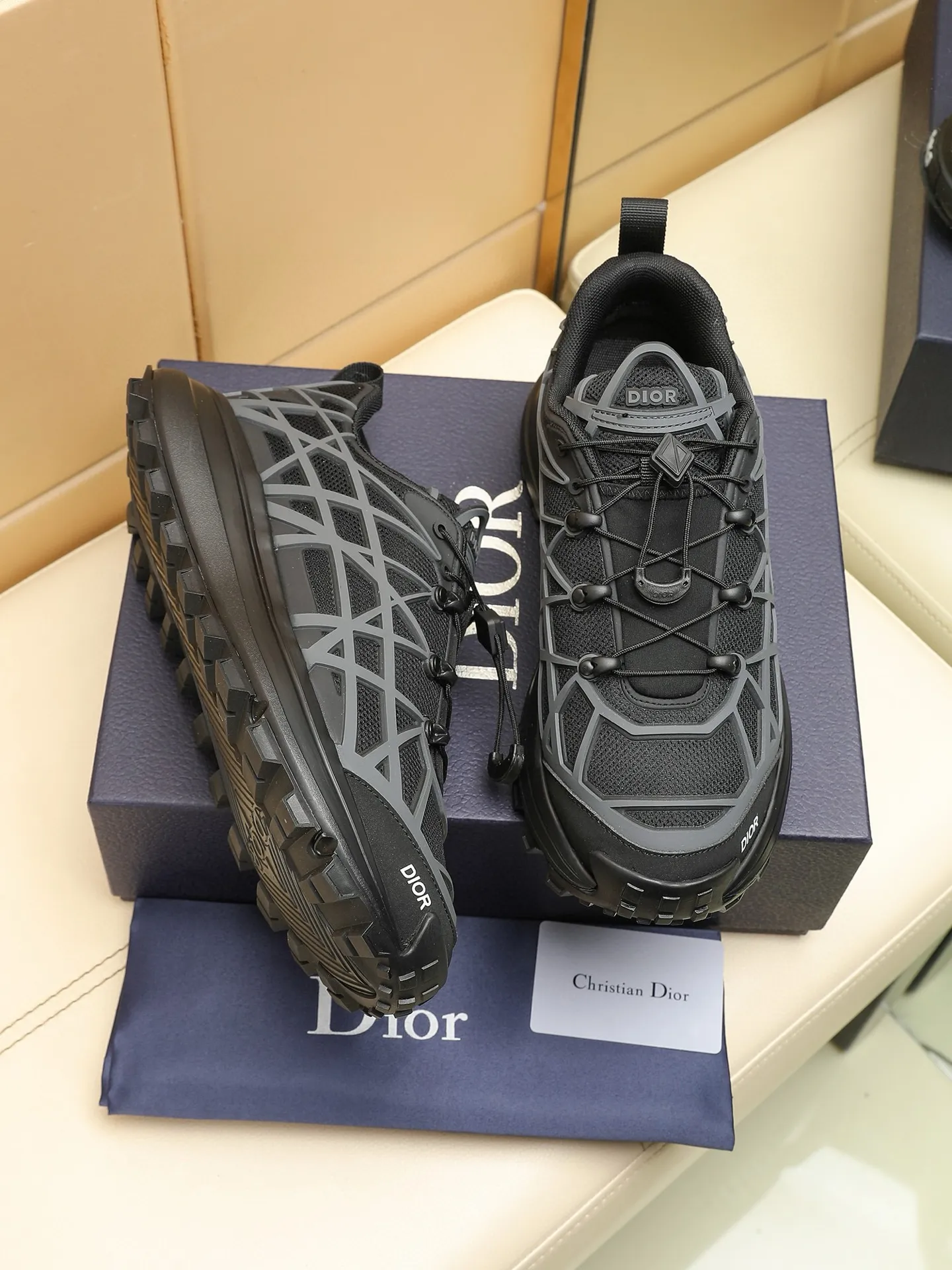 Men's shoes: 500💰Dior sports shoes highlight the fashionable silhouette, decorated with curved cannage pattern, reinterpreting the classic pattern in a structural style, enriching the Dior 2023 summer men's collection. Meticulously crafted using the advanced craftsmanship of hiking shoes, it blends outdoor culture with Dior heritage. Code number 38-44, customized 45